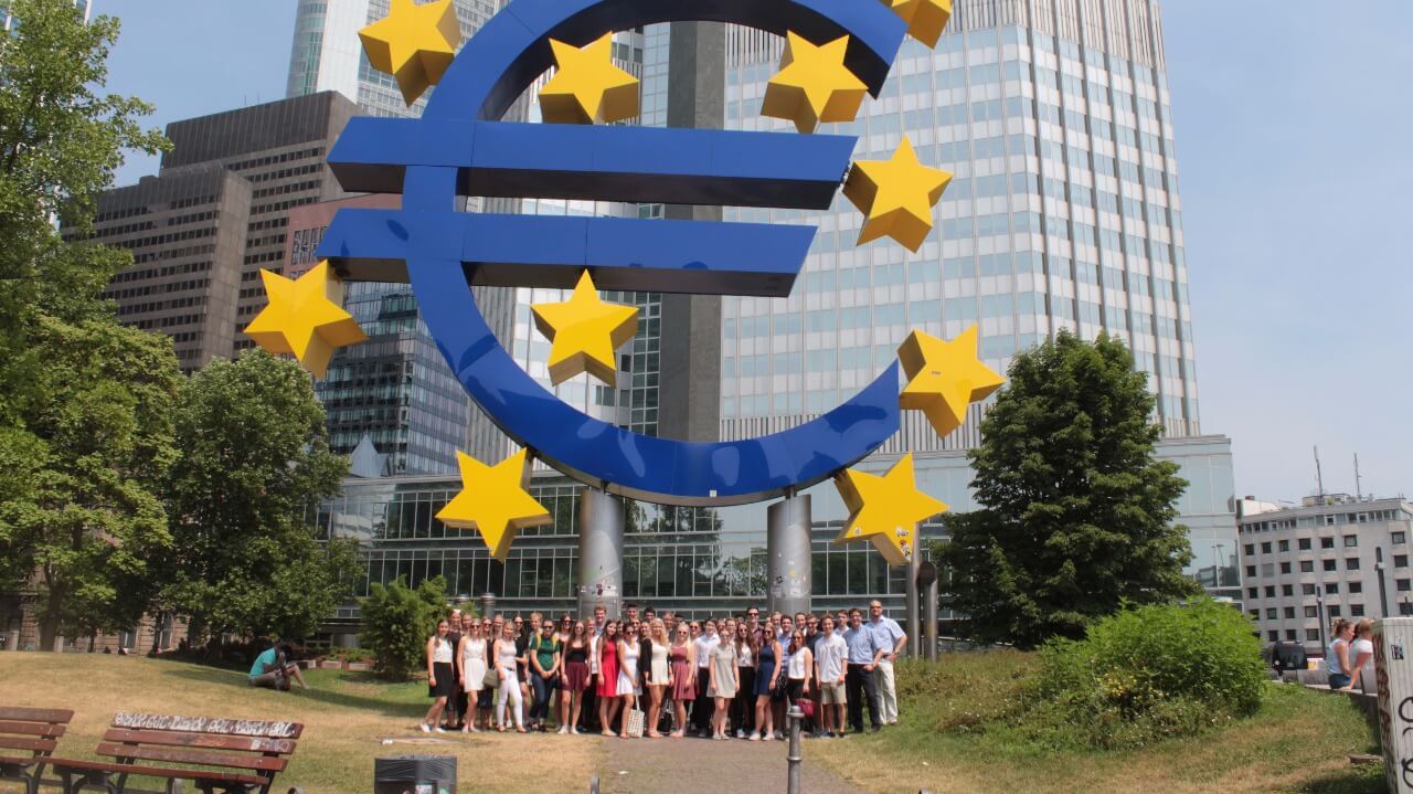 Gruppenfoto vor dem Euro-Denkmal.
