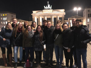Das Team next vor dem Brandenburger Tor