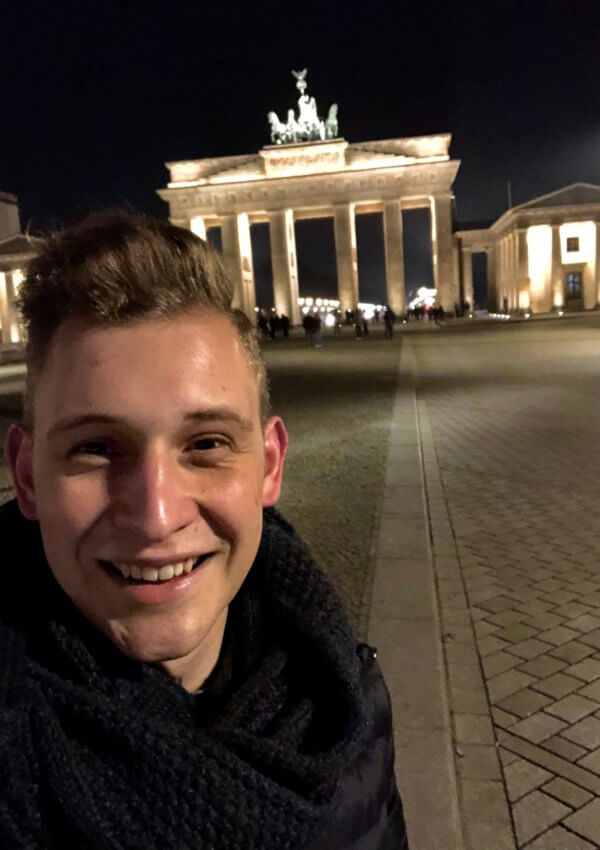 Vor dem Brandenburger Tor in Berlin.