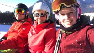 Kathi im Skilift mit ihren Eltern auf ihrer Hauspiste, dem "Götschen".