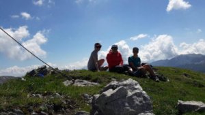 Mit zwei Freundinnen bei der Bergtour "Kloa Reibn" auf dem Gipfel "Windschartenkopf".