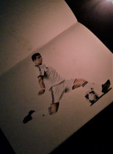Auf diesem Bild zeigt sich auch ein weiteres Hobby von Jannik: das Fußballspielen.