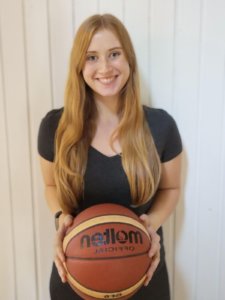 Die duale Studentin Claudia spielt Basketball in Renés Mannschaft.