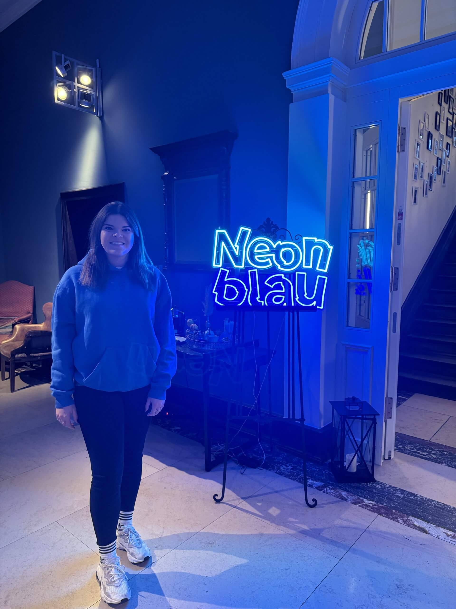 Celina beim Neonblau-Offsite-Event