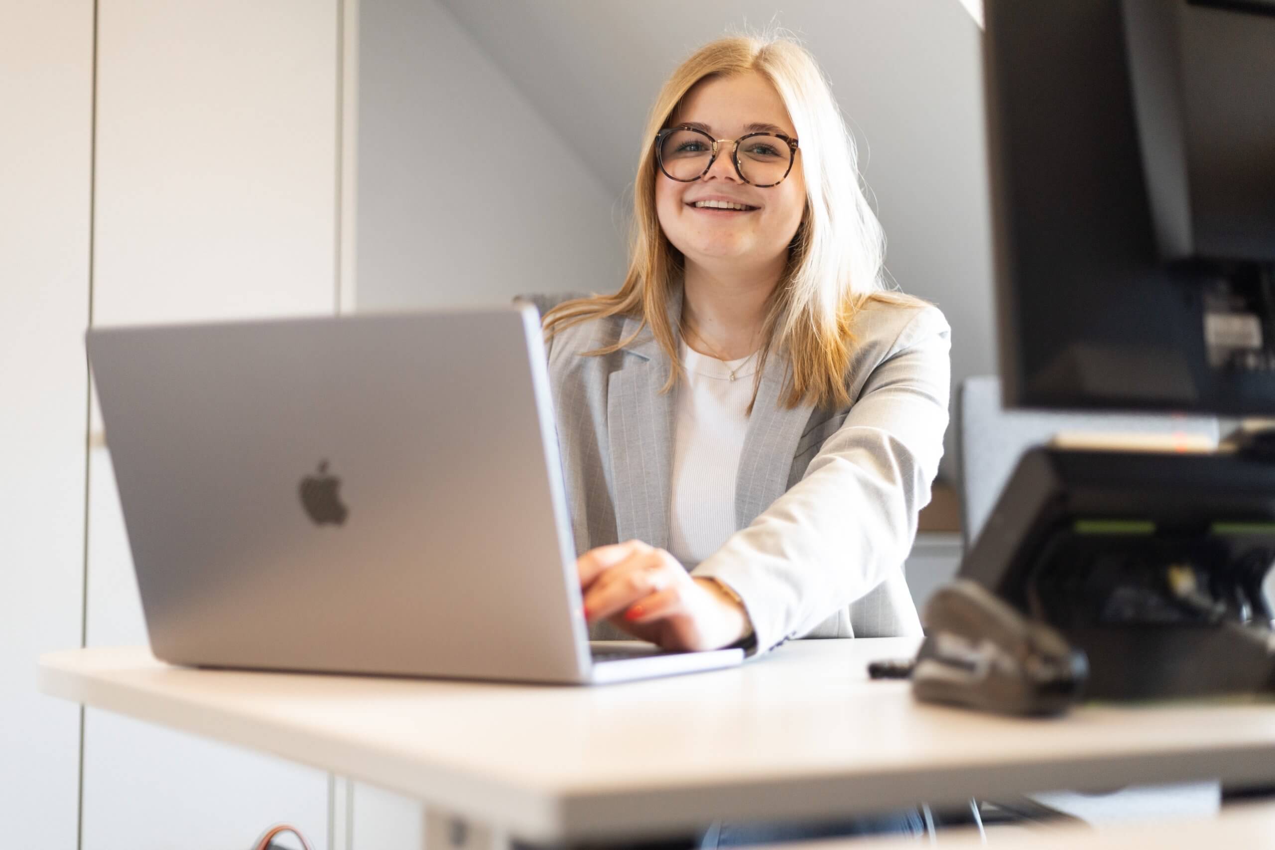 Wiebke am Schreibtisch während ihrer Ausbildung zur Mediengestalterin