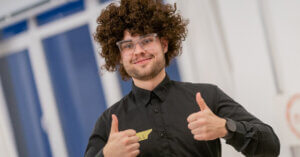 Azubi zeigt Daumen hoch für einen stressfreien Berufseinstieg