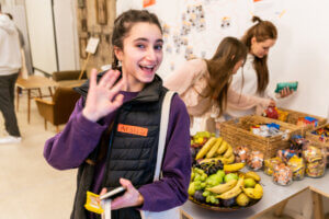 Richtige Ernährung: Azubis bedienen sich an Snacks