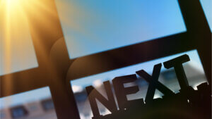 Tipps für heiße Tage in der Bank; Sonne scheint auf die Buchstaben N, E, X, T