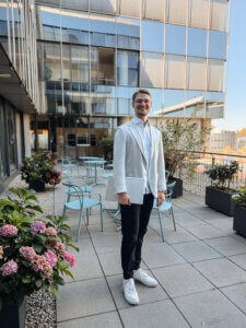 Geno-Dresscode: So kleidest du dich als Bankkaufmann, Azubi mit hellem Sakko und Hemd sowie dunkler Hose und Sneakern