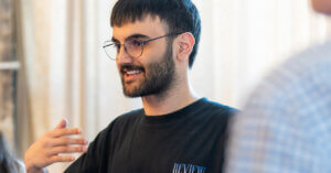 Auszubildender beim Feedbackgespräch