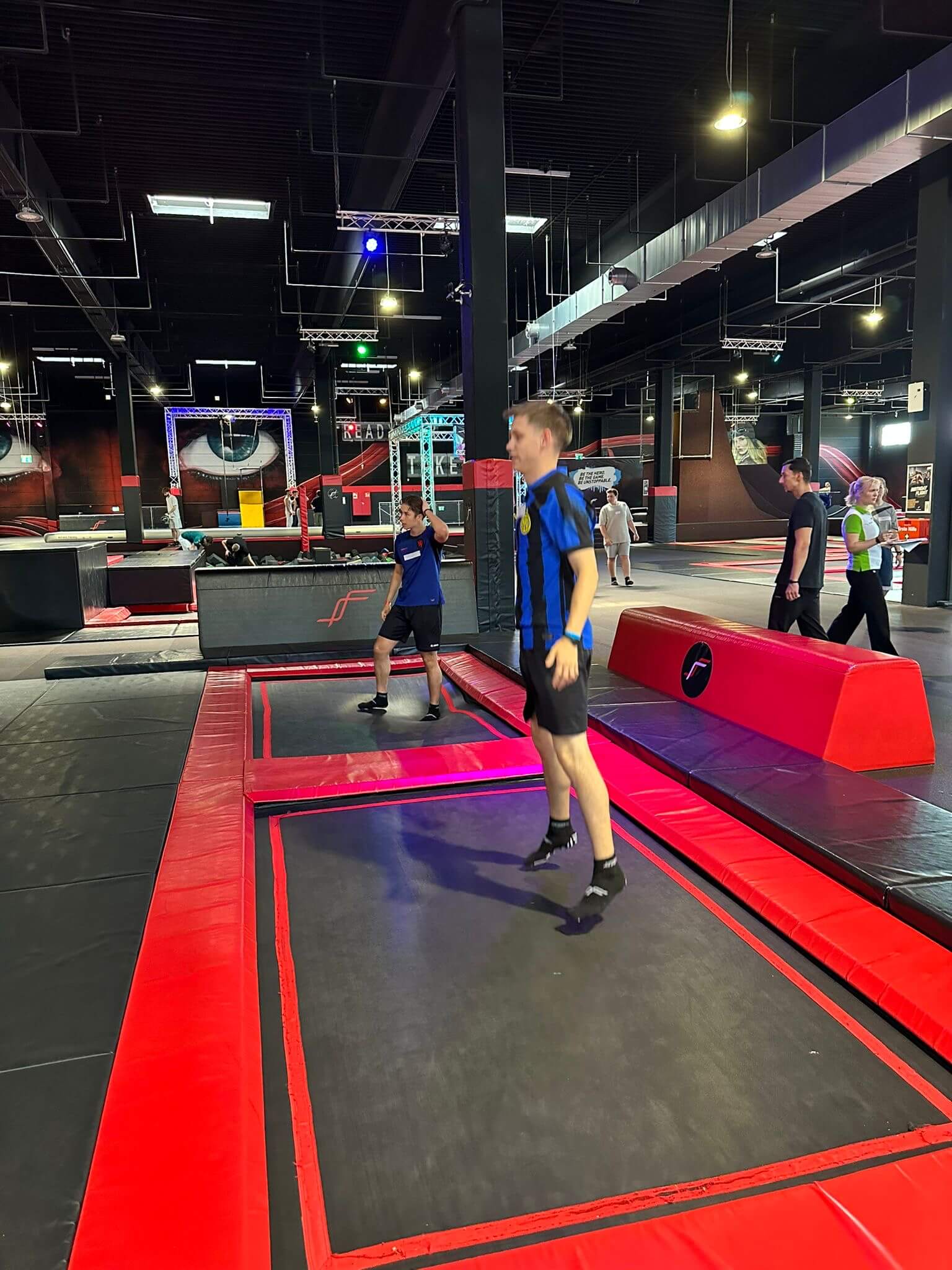 Azubis hüpfen auf Trampolin beim Azubi Health Day