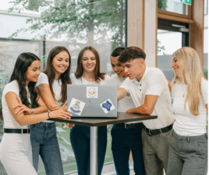 Projektgruppe "Azubi4Change" während der Planung an einem Laptop