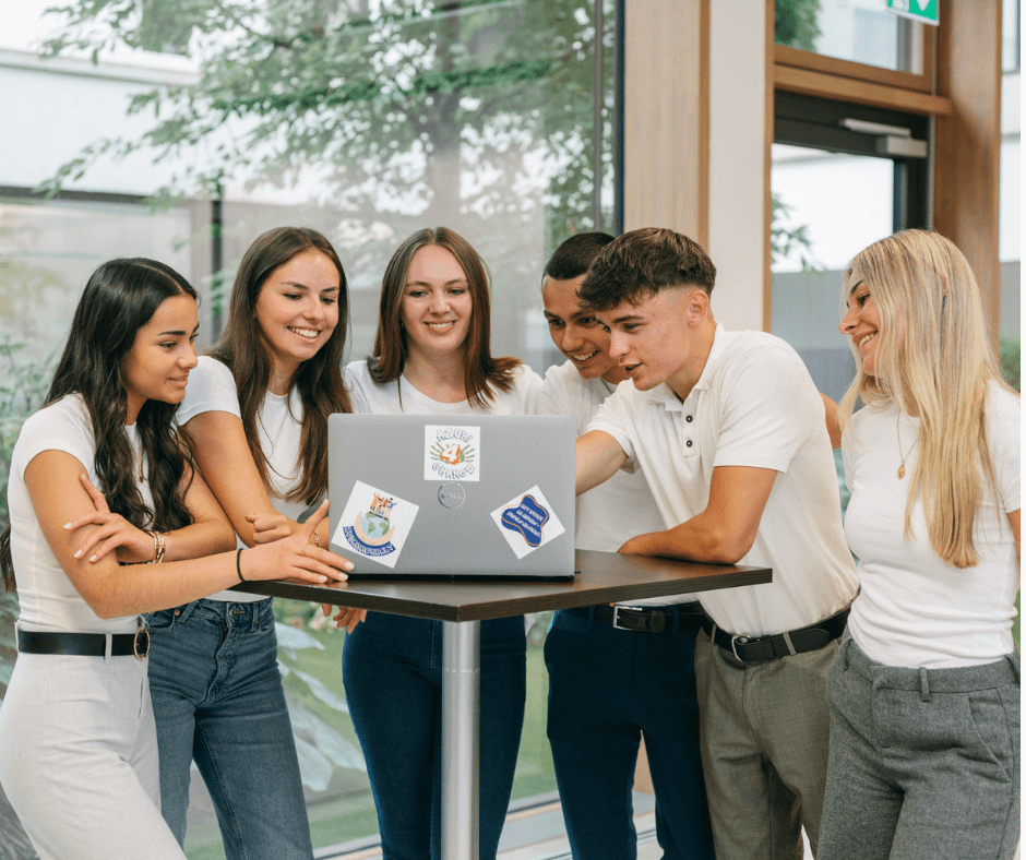 Projektgruppe "Azubi4Change" während der Planung an einem Laptop