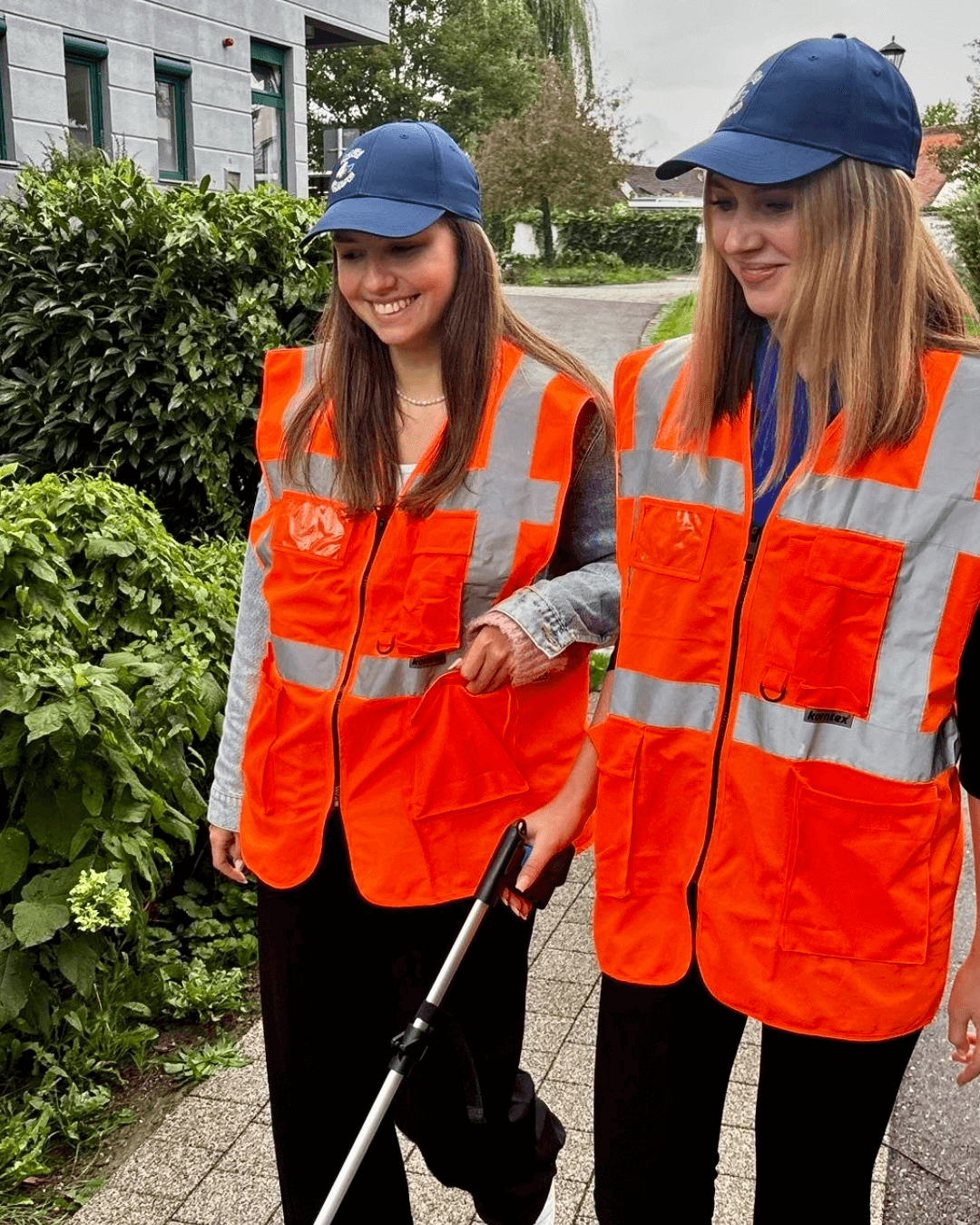 Angelina und Alexandra beim Müllsammeln für Azubi4Change