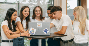 Projektgruppe "Azubi4Change" während der Planung an einem Laptop