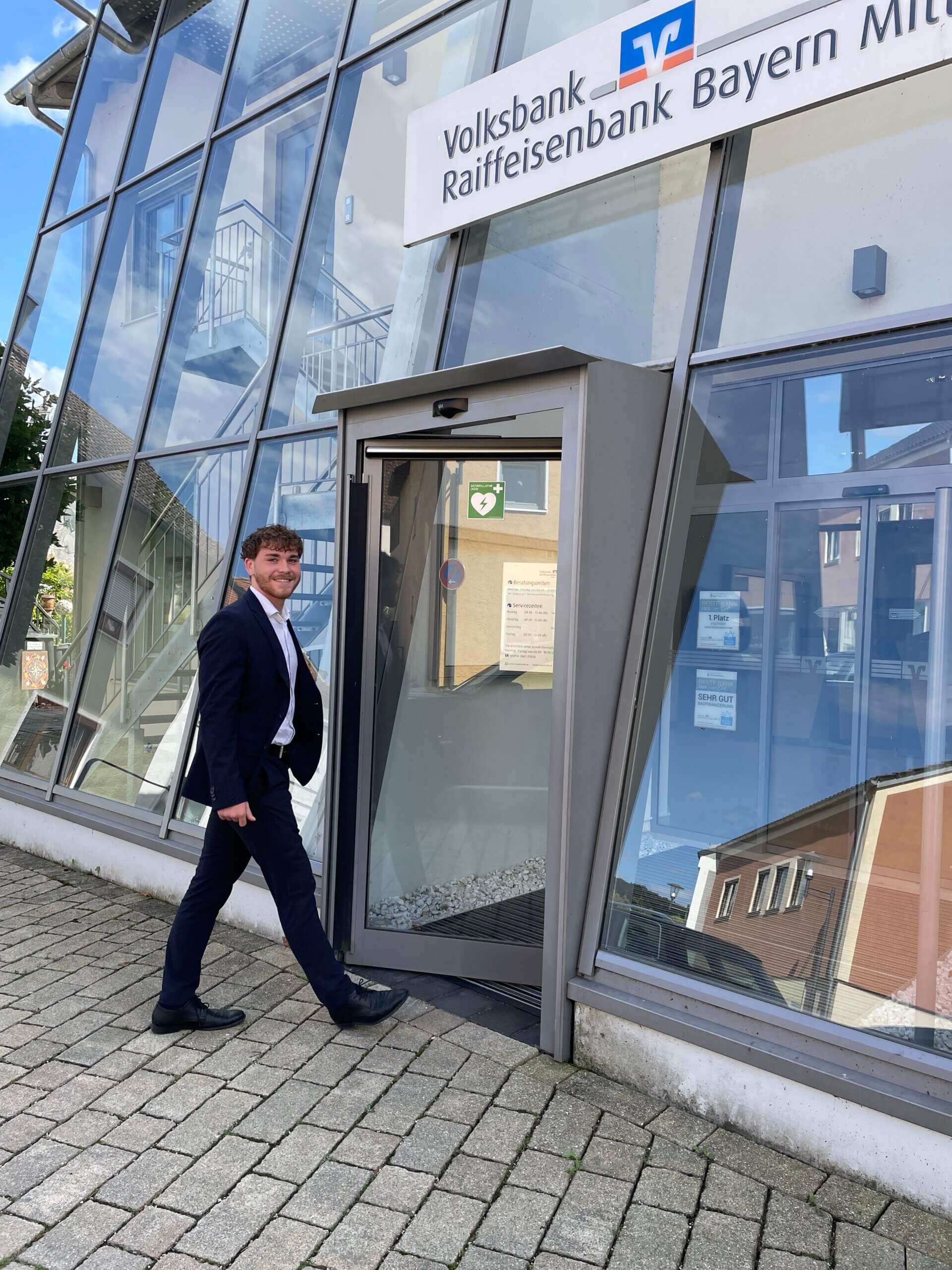 Ausbildung nach Studienausstieg - Azubi betritt Bankfiliale