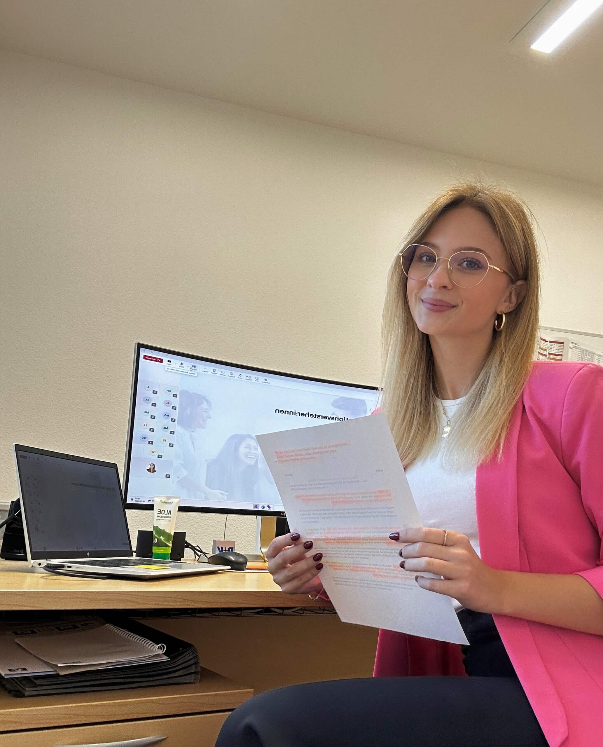 Alina am Rechner kurz vor ihrer Präsentation bei der HR-Lernreise, mit Notizzettel in der Hand