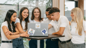 Projektgruppe "Azubi4Change" während der Planung an einem Laptop