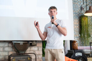 Tipps für selbstbewusstes Auftreten - Azubi hält eine Präsentation mit Mikrofon in der Hand