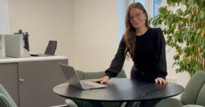 Sophia während ihres digitalen dualen Studiums in der Bank