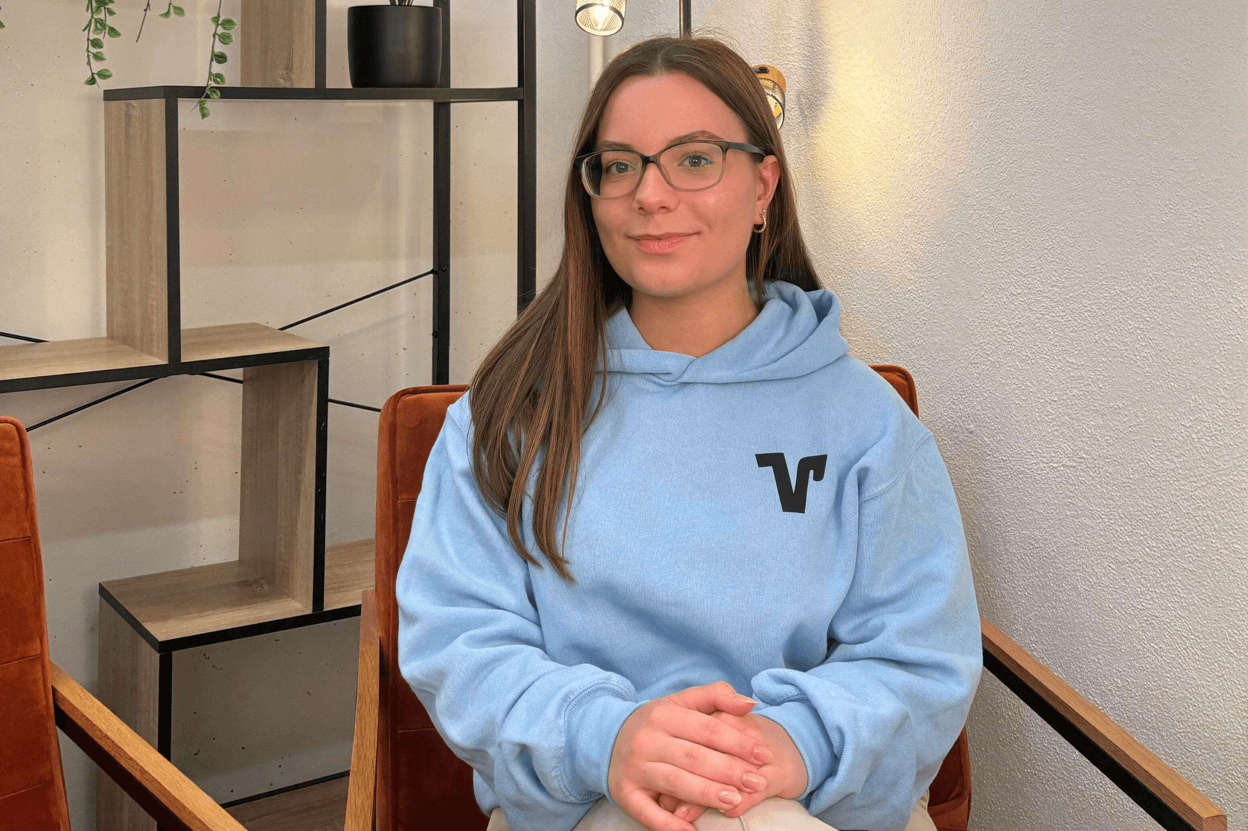 Digitales duales Studium: Sophia während eines Videodrehs in der Bank