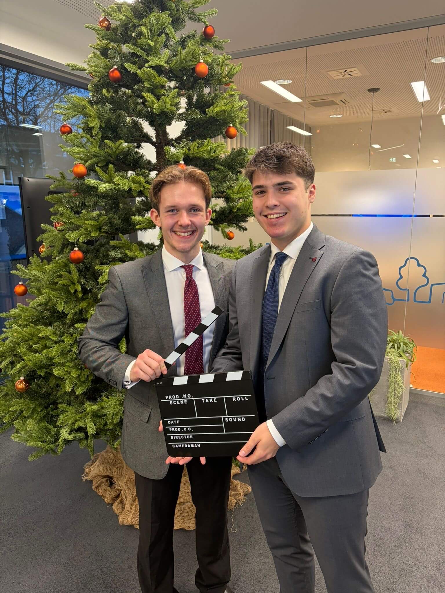Louis und Max mit Filmklappe während der ersten 100 Tage Ausbildung