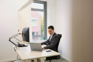 Javad während seiner Arbeit als Privatkundenberater, sitzend am Schreibtisch