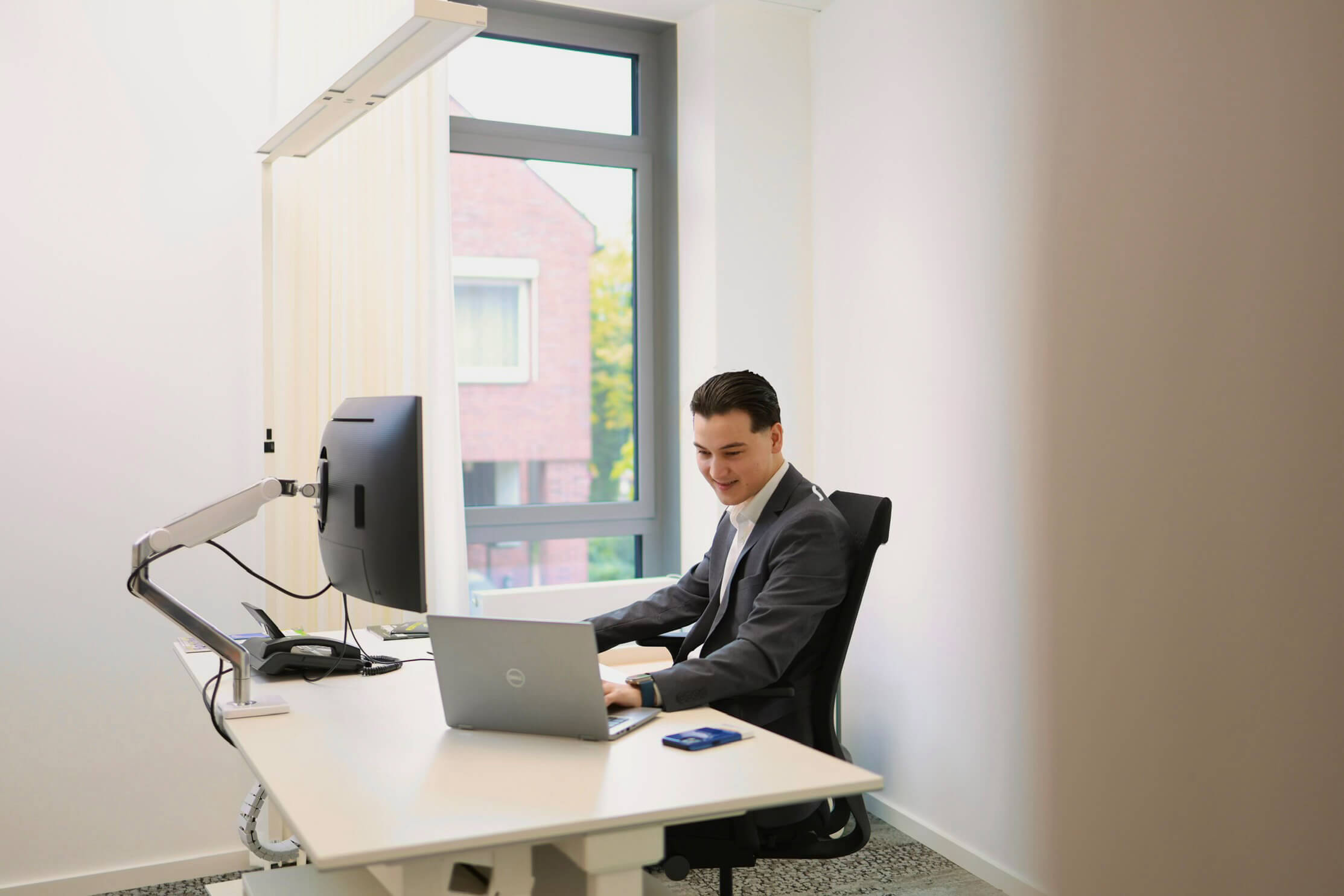 Javad während seiner Arbeit als Privatkundenberater, sitzend am Schreibtisch