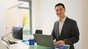 Javad während seiner Arbeit als Privatkundenberater, stehend am Laptop
