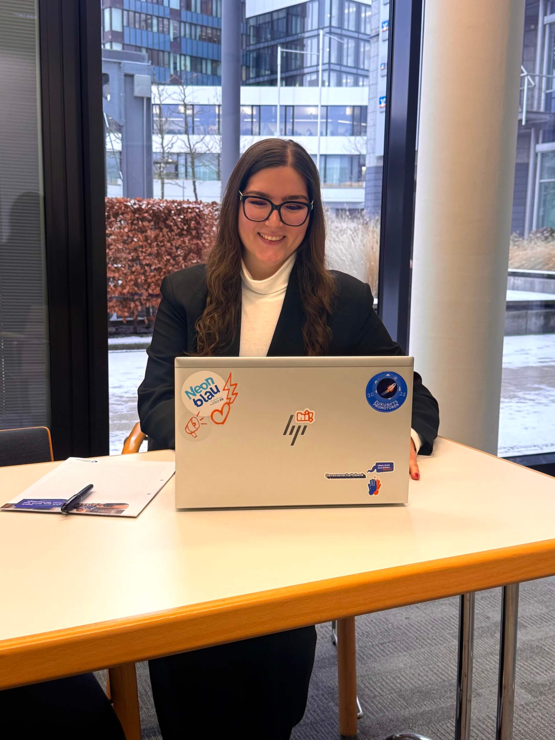 Gizem während der Arbeit für Neonblau am Laptop