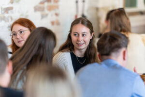Junge Menschen tauschen sich aus über Möglichkeiten zur Berufsorientierung
