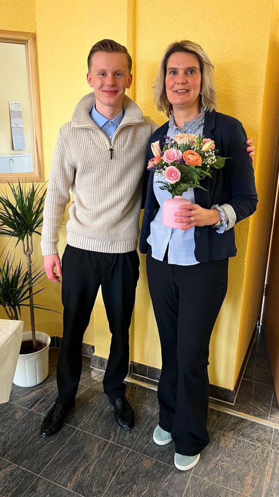 Collin mit einer Kundin während einer Schlüsselübergabe