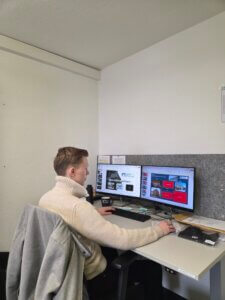 Collin am Schreibtisch während seiner Ausbildung zum Immobilienkaufmann