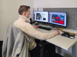 Collin am Schreibtisch während seiner Ausbildung zum Immobilienkaufmann