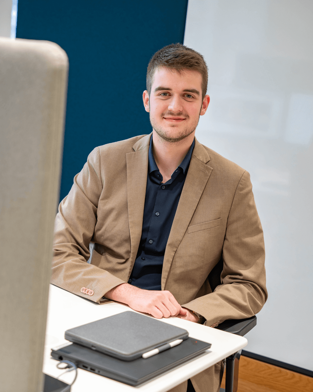 Nikolas an seinem Schreibtisch während seines Einsatzes in der Marktfolge