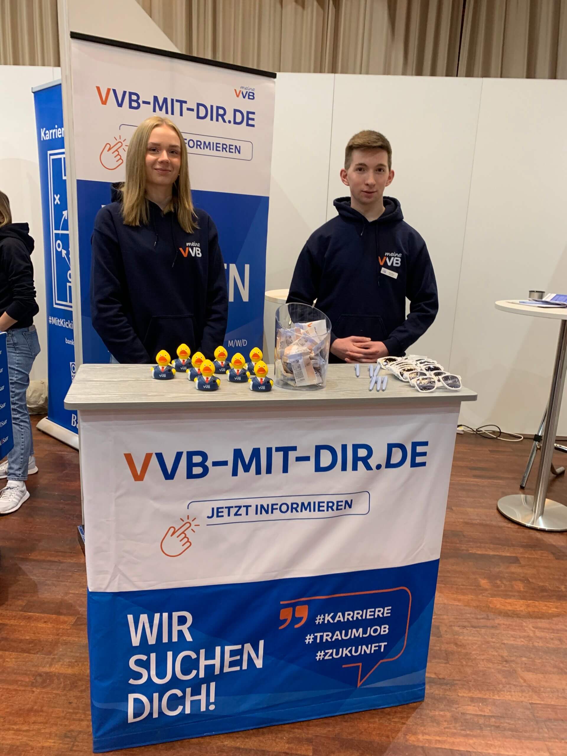 Zwei Auszubildende an ihrem Messestand der Vocatium