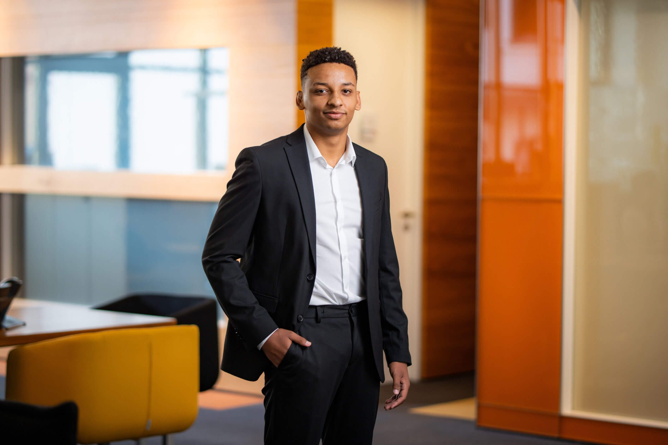 Dualer Student im Anzug in der Bankfiliale