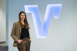 Stephanie vor dem Volksbanken Logo