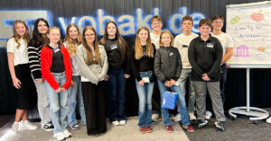 Gruppenfoto mit den Azubis und den teilnehmenden Jugendlichen am Zukunftstag 2026