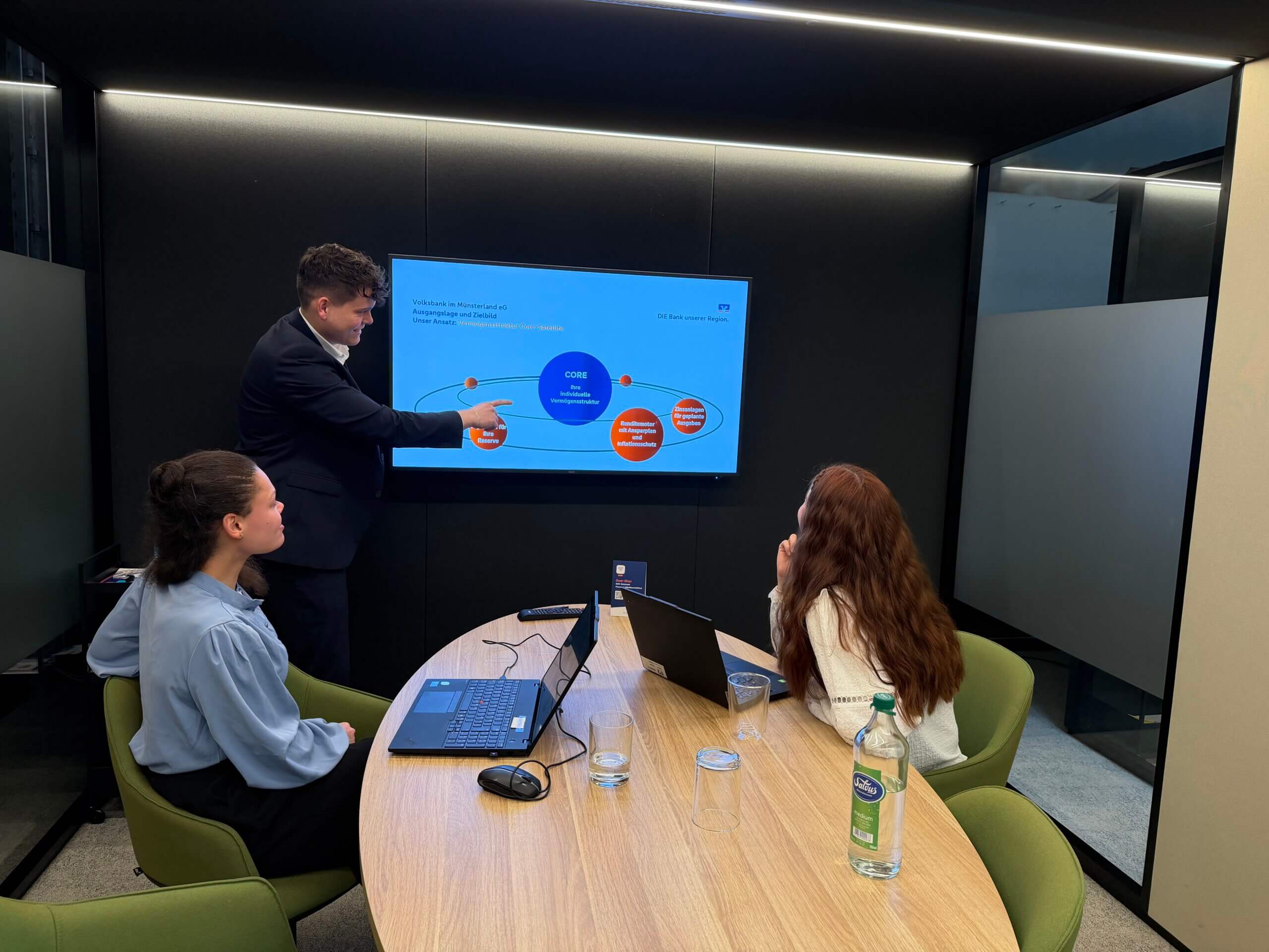 Trainee im Meeting mit zwei Kolleginnen