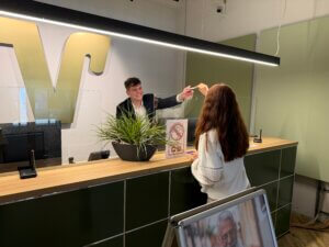 Trainee im Kontakt mit einer Kundin am Schalter
