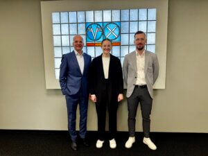 Lea und Adrian während des Dualen Studiums, beide lächeln in die Kamera