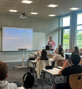 AusbildungsScout hält Präsentation während Schulbesuch