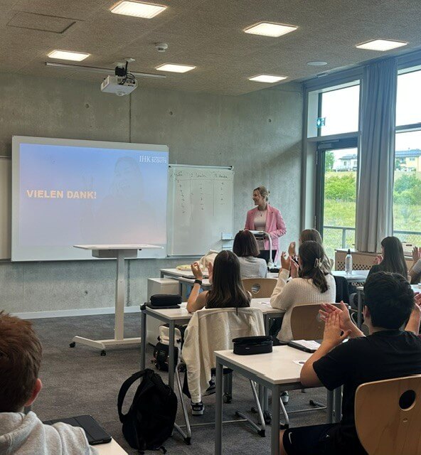 AusbildungsScout hält Präsentation während Schulbesuch