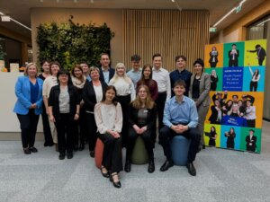 Ein Gruppenbild der Azubis (und Betreuer*nnen) die den Alltag der Filiale Aue mitgestaltet haben